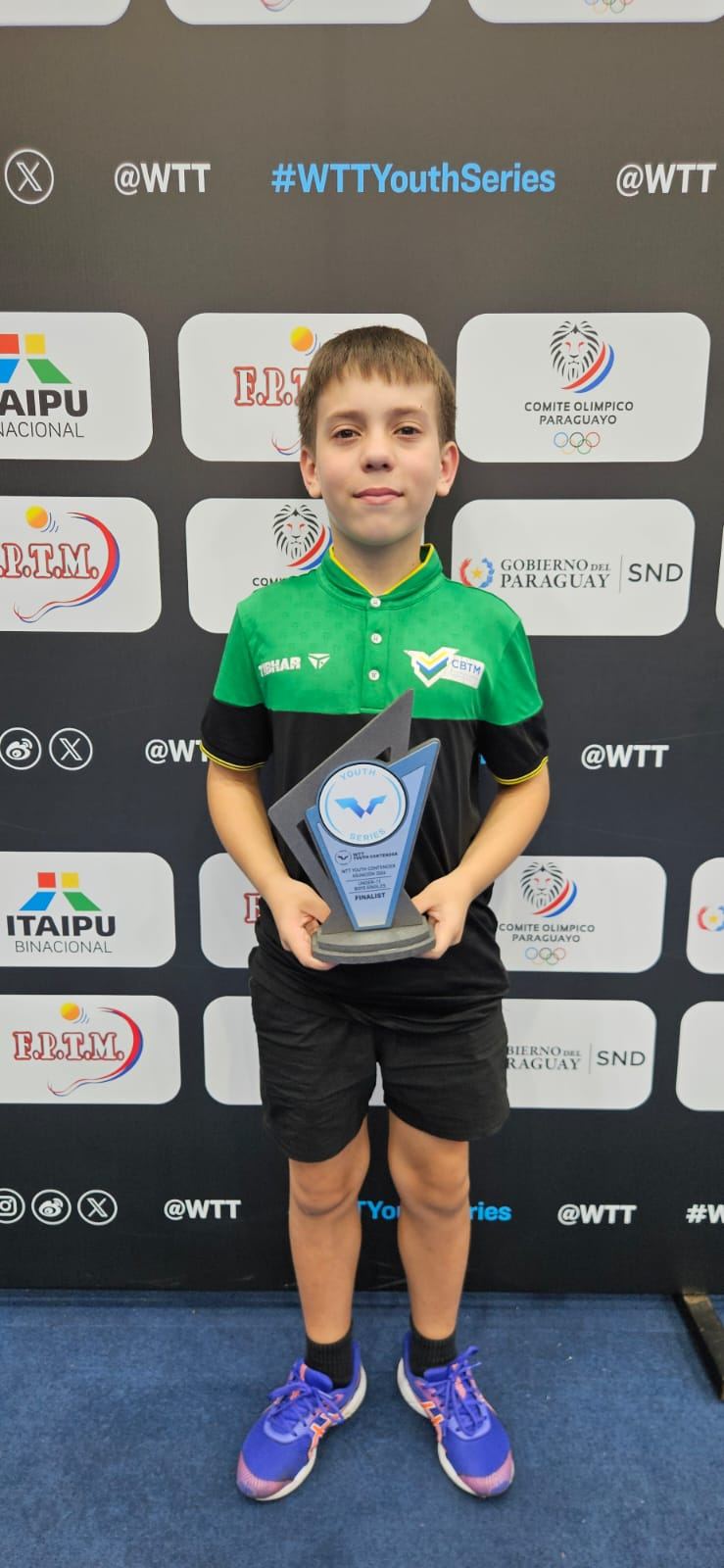 Miguel com o troféu de vice-campeão Sub-11 do WTT Youth Contender Asunción II 2026